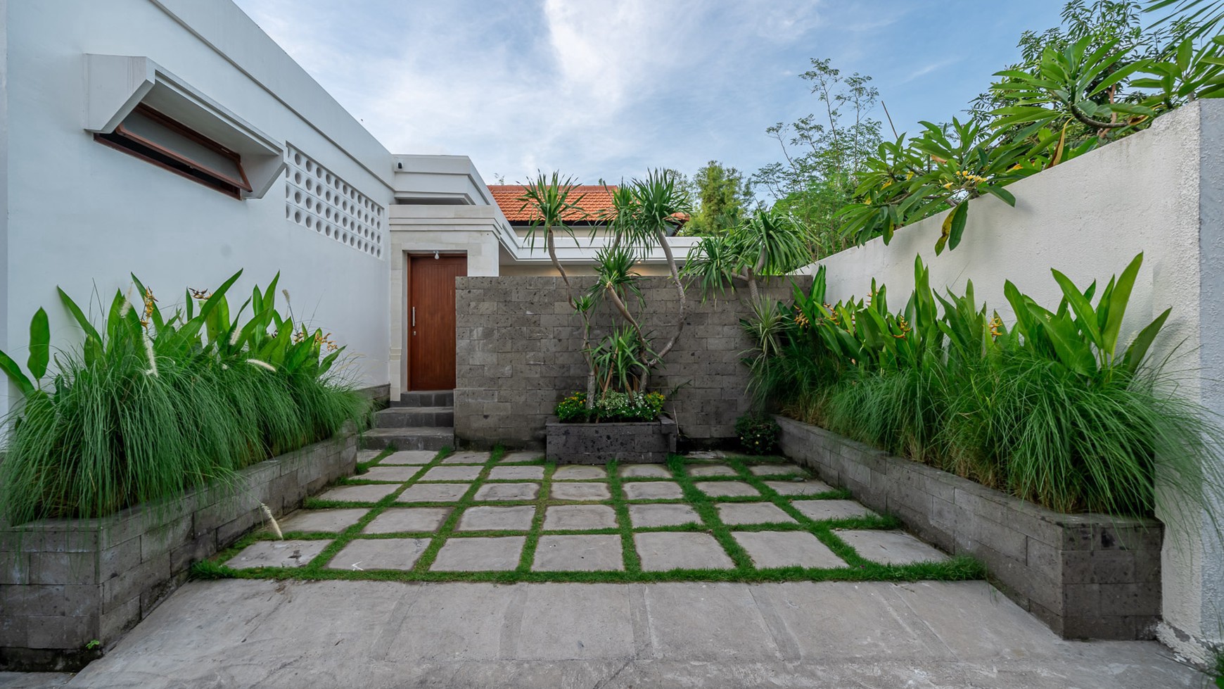 Yearly Rental - Spacious 3 Bedroom Villa with Private Pool in Pantai Berawa, Canggu