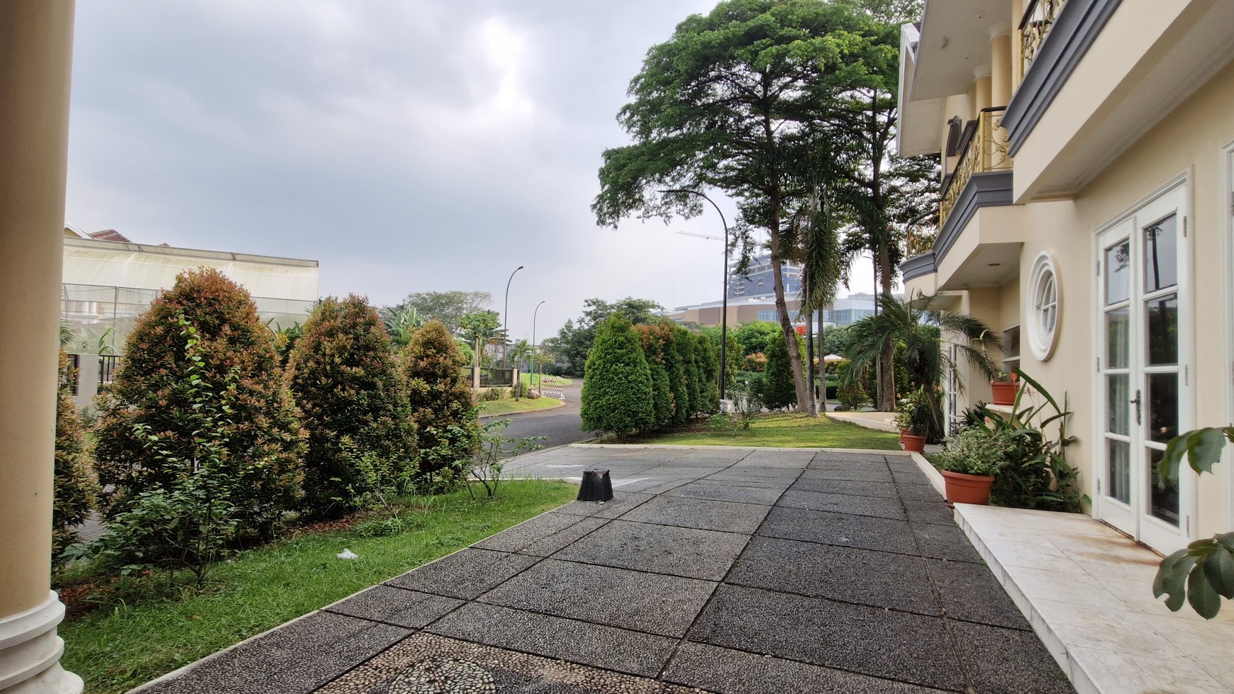 Rumah Mewah Besar Hoek di Kota Wisata