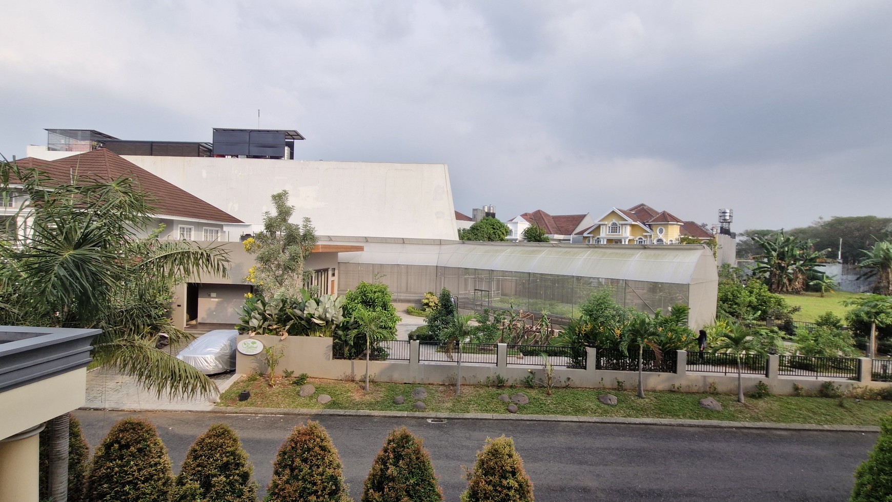 Rumah Mewah Besar Hoek di Kota Wisata