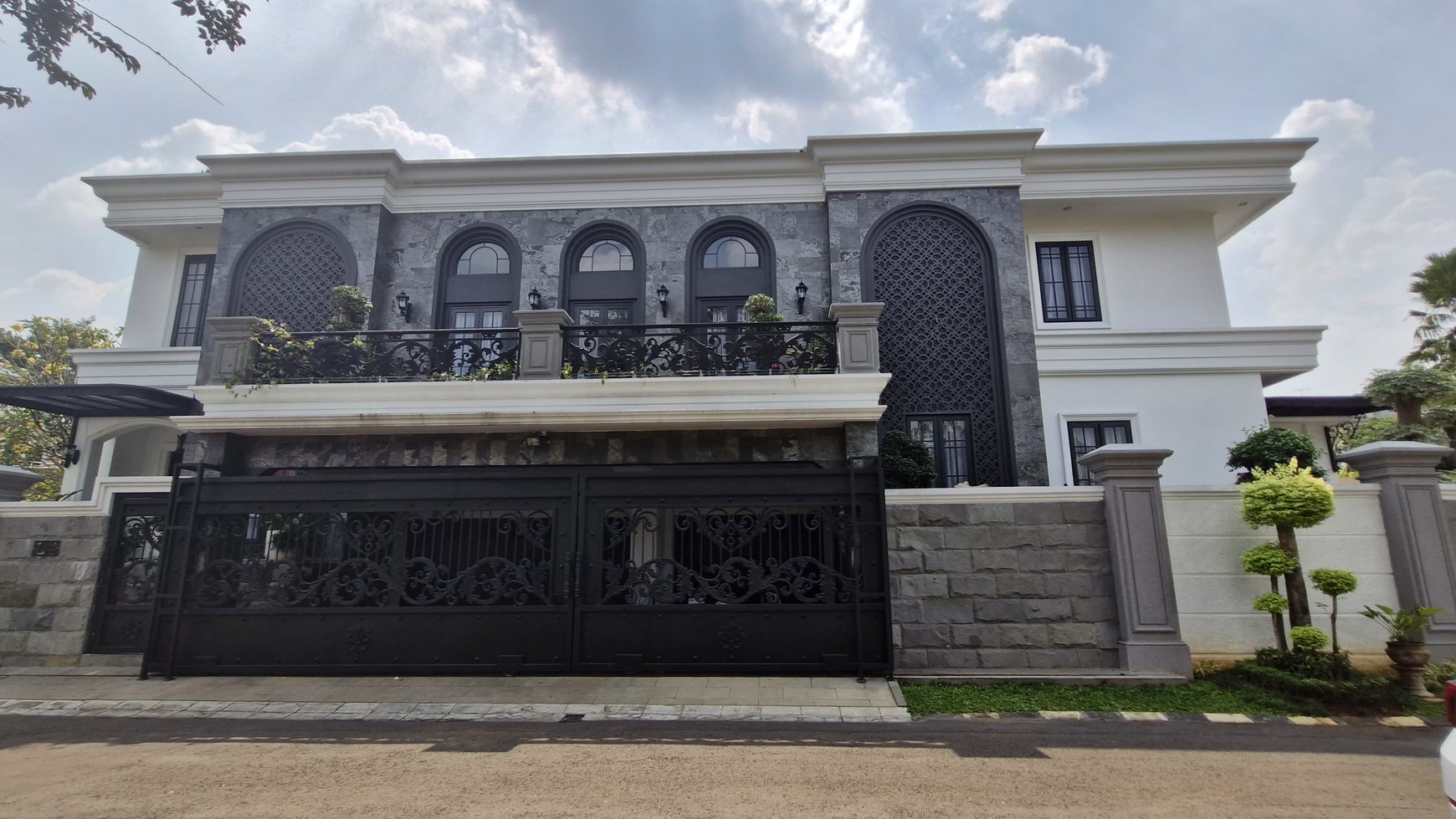 Luxury House  Full Furnished 3 Lantai di Citra Gran Cibubur