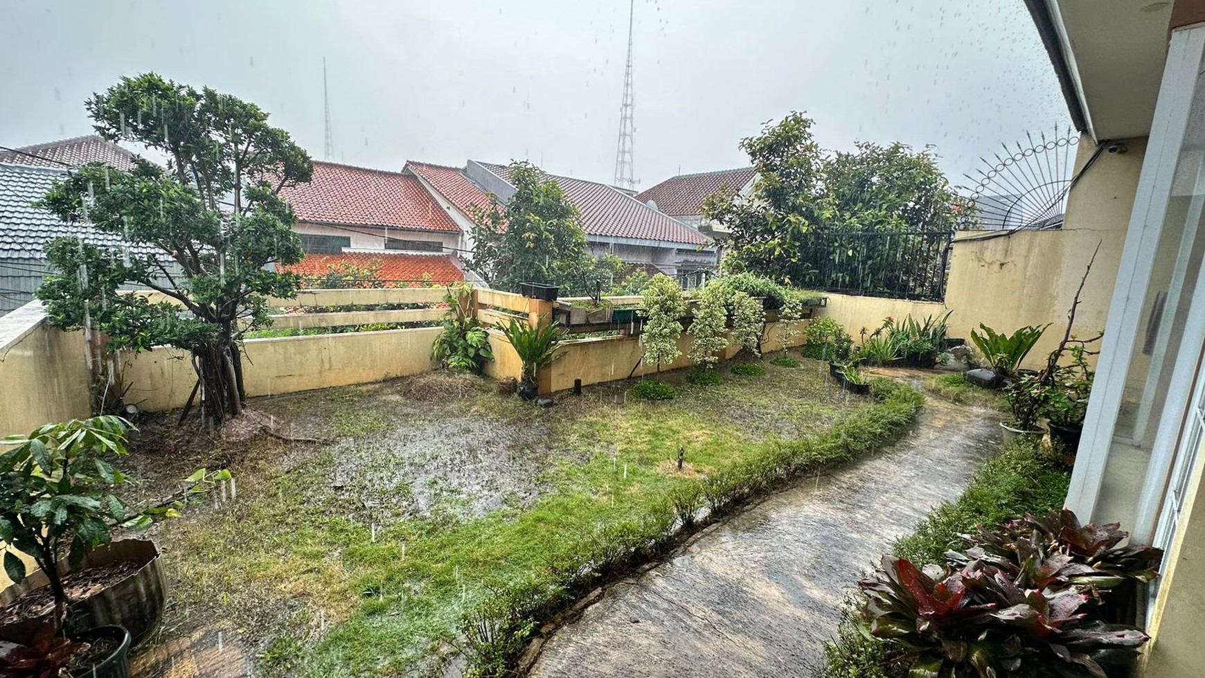 Rumah 2 Lantai dengan Halaman Luas dan Strategis @Joglo