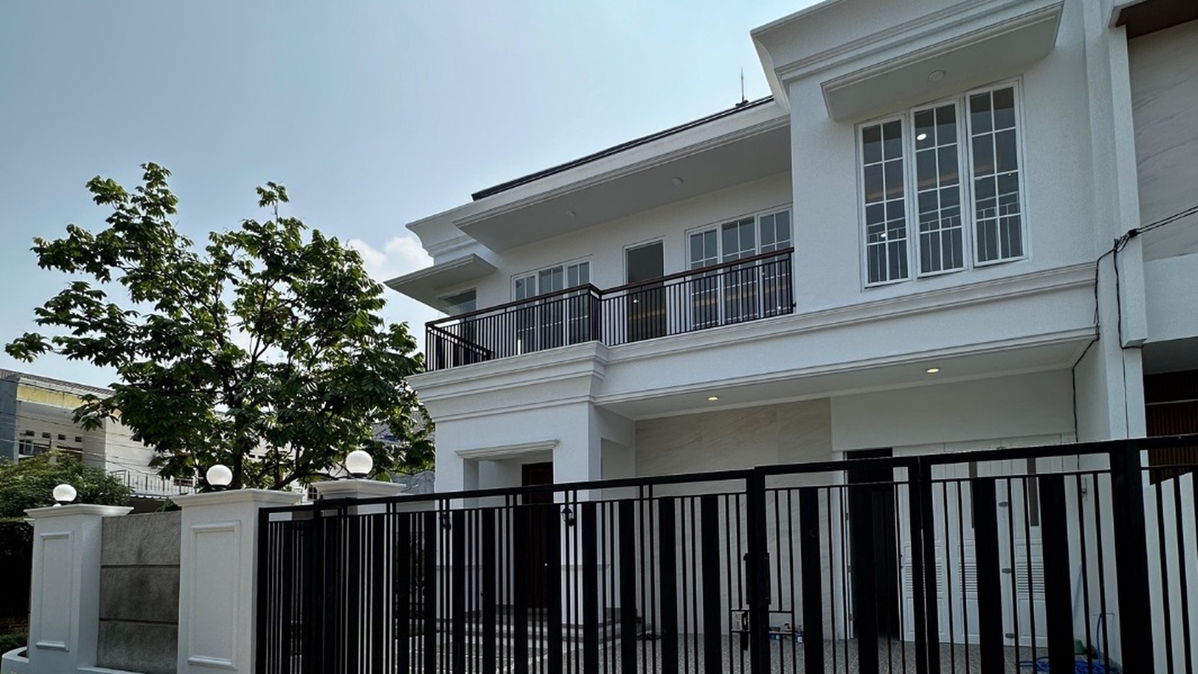 Rumah Elegan Desain American Classic di Lebak Bulus, Jakarta Selatan