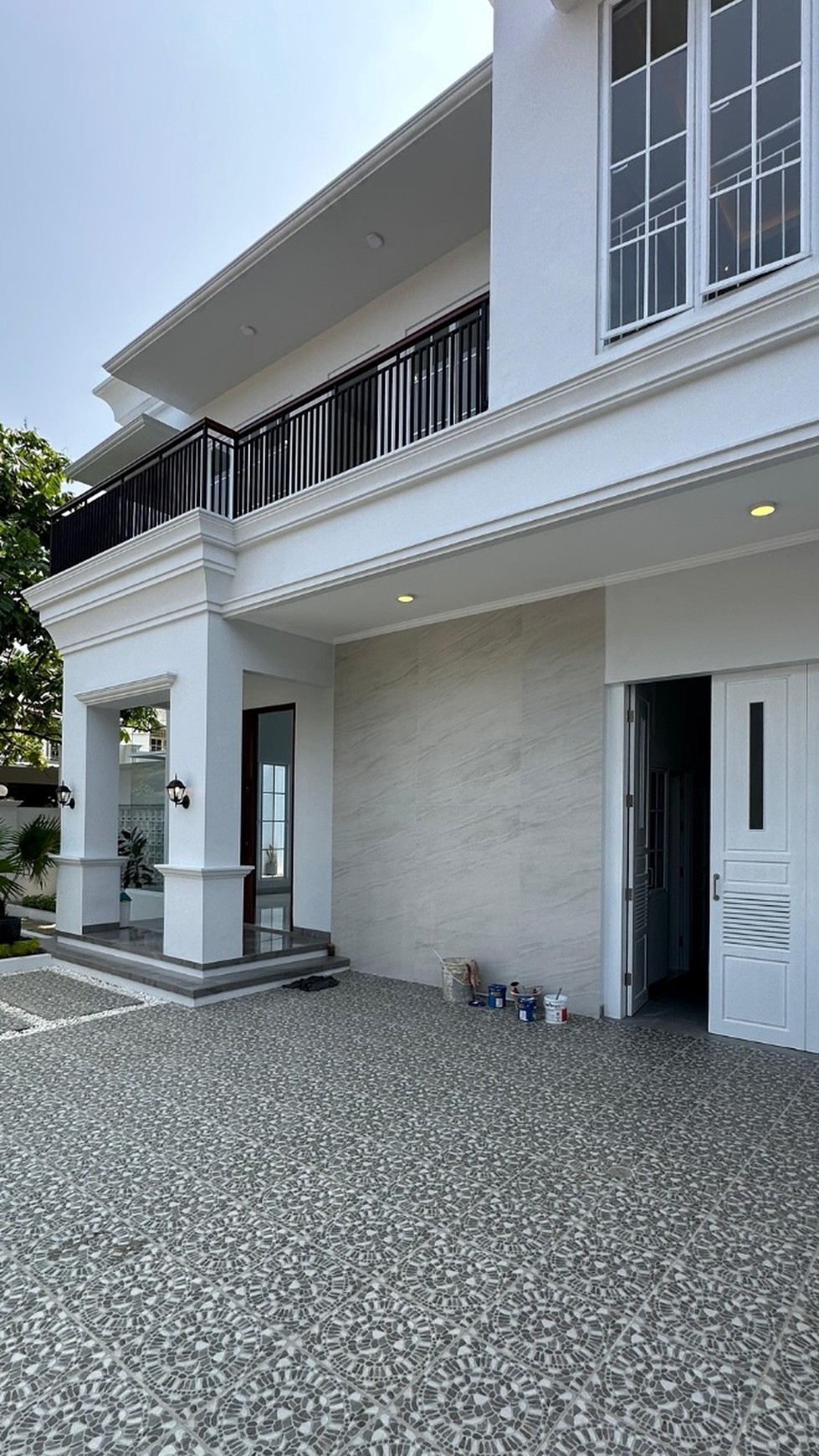 Rumah Elegan Desain American Classic di Lebak Bulus, Jakarta Selatan