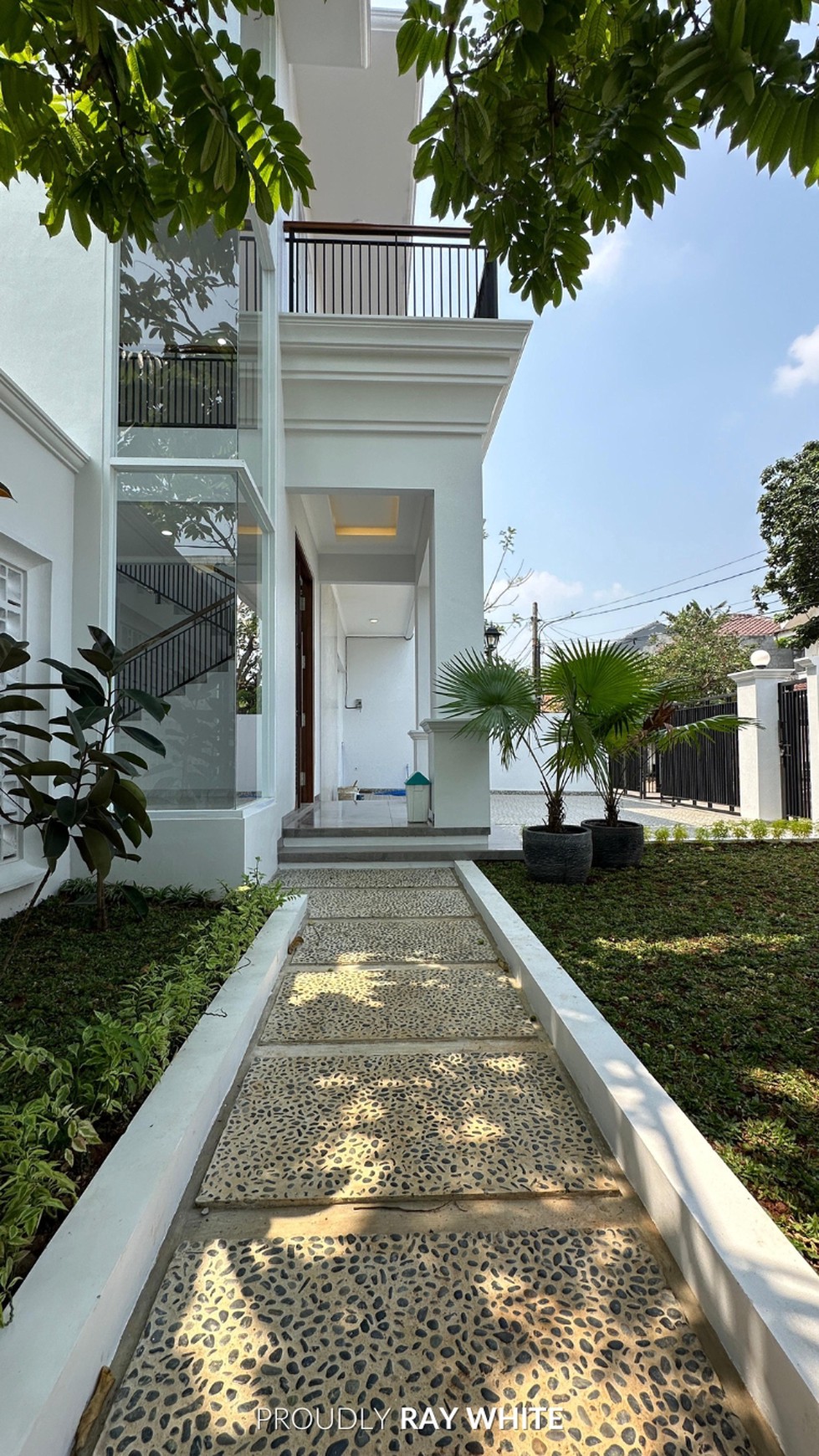 Rumah Elegan Desain American Classic di Lebak Bulus, Jakarta Selatan