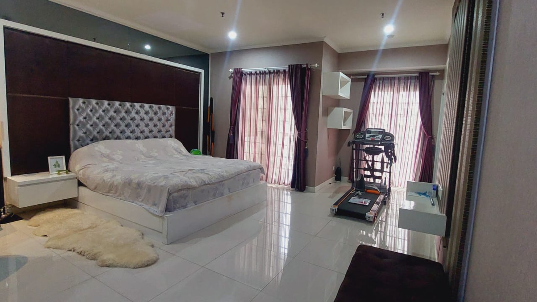 60. Dijual Townhouse Riviera Mansion Lantai Mewah dan Luas Tower E