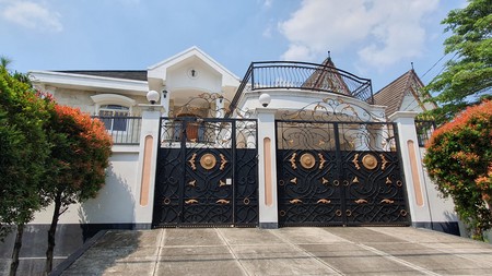 Rumah cantik desain klasik di Riverside Residence, Perum Bukit Golf Riverside, Gunung Putri, Luas 445m2