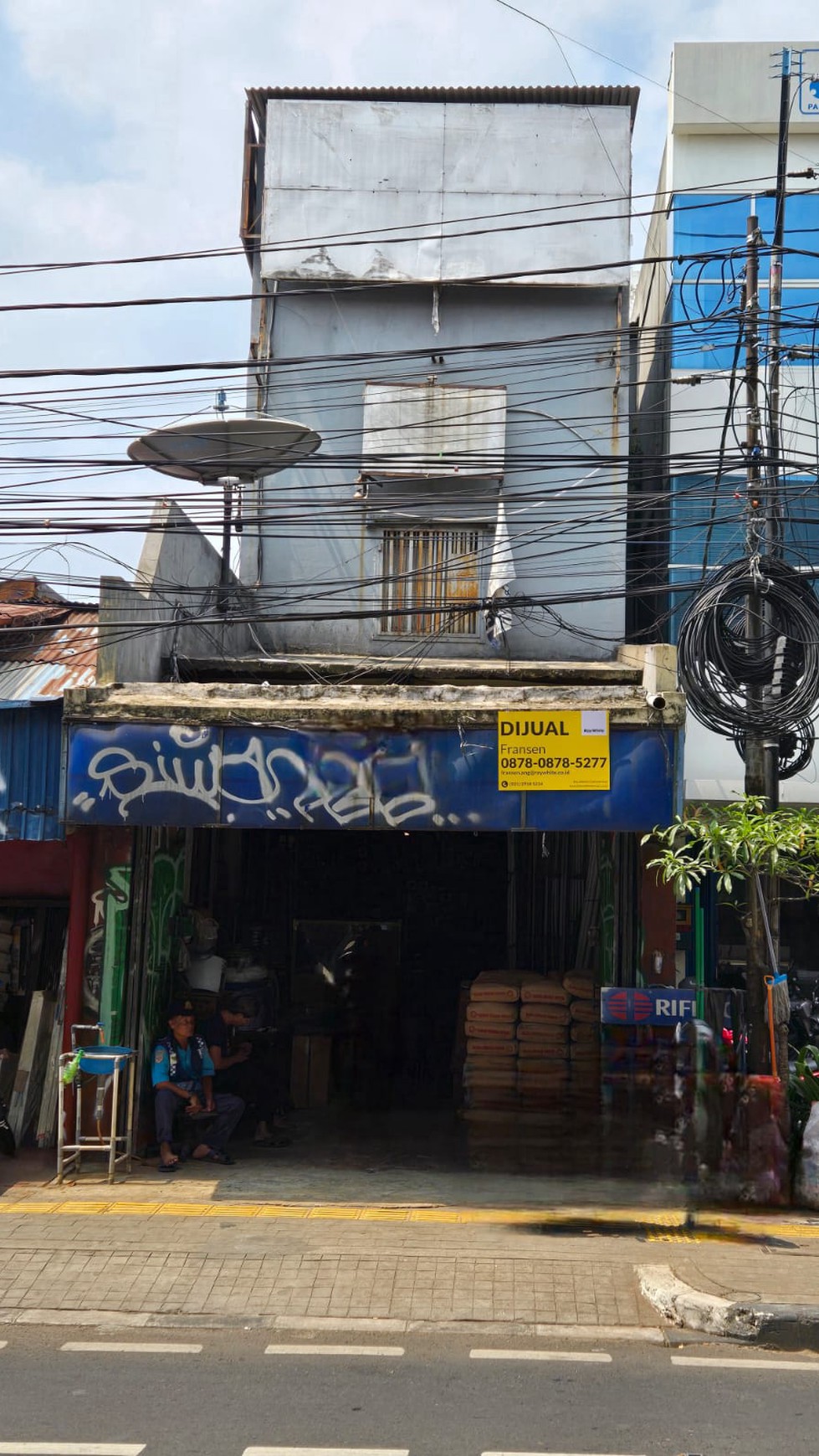 Ruko komersil 3 lantai di jalan raya Fatmawati. Jakarta Selatan