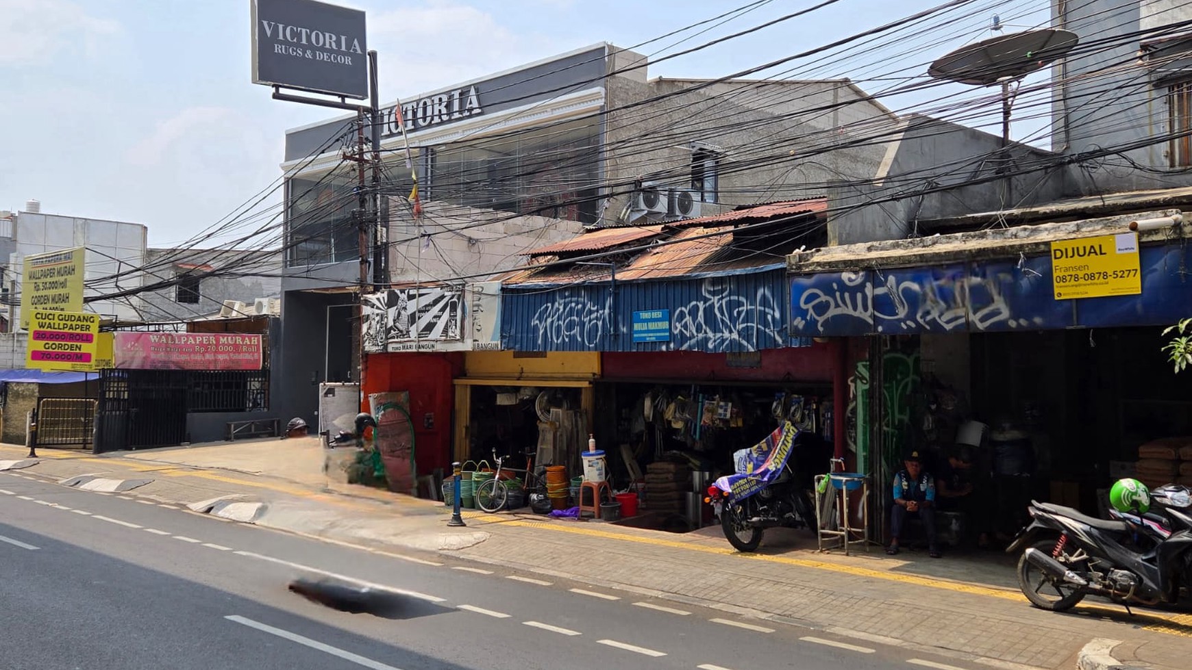 Ruko komersil 3 lantai di jalan raya Fatmawati. Jakarta Selatan