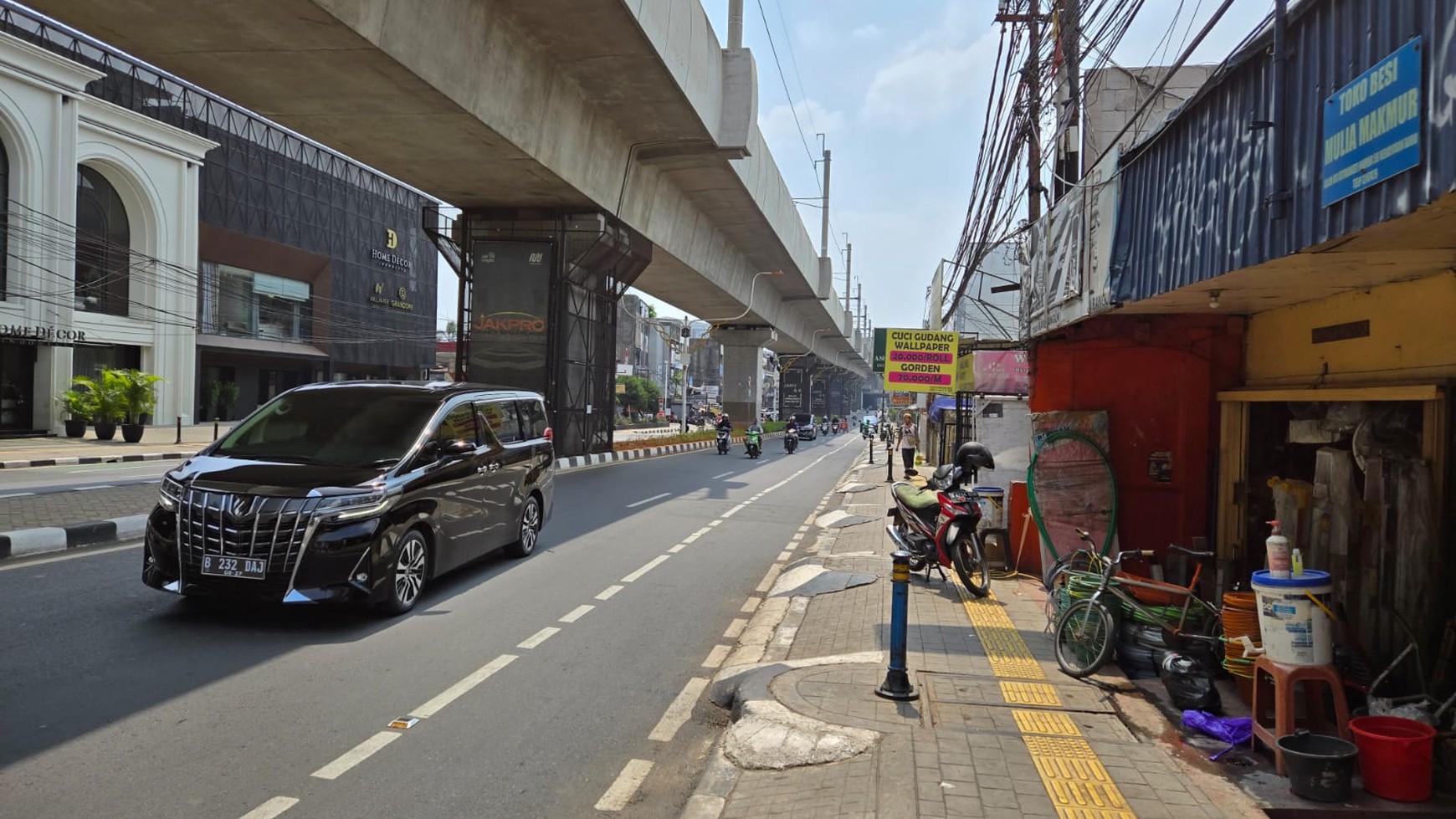 Ruko komersil 3 lantai di jalan raya Fatmawati. Jakarta Selatan