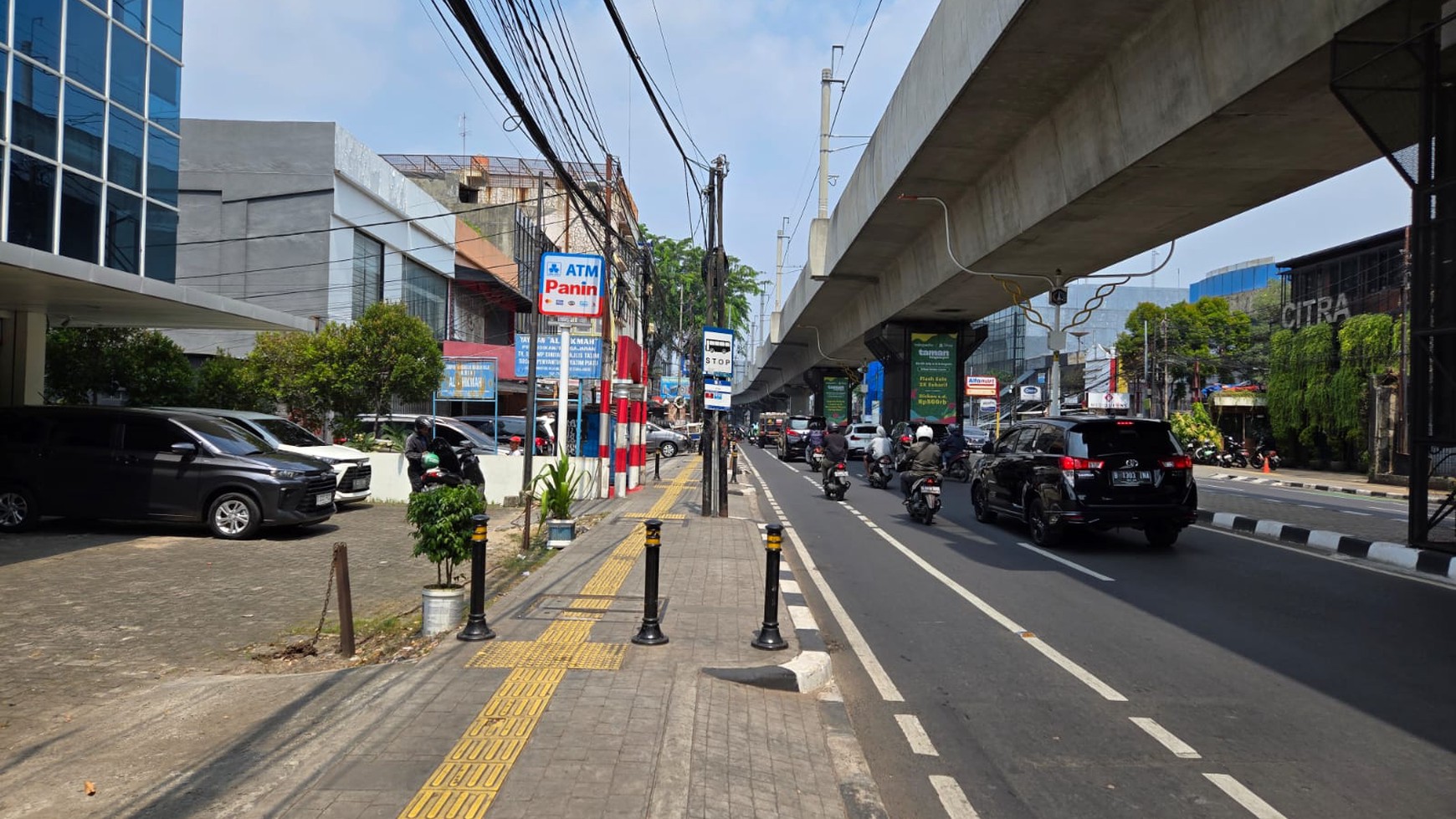 Ruko komersil 3 lantai di jalan raya Fatmawati. Jakarta Selatan