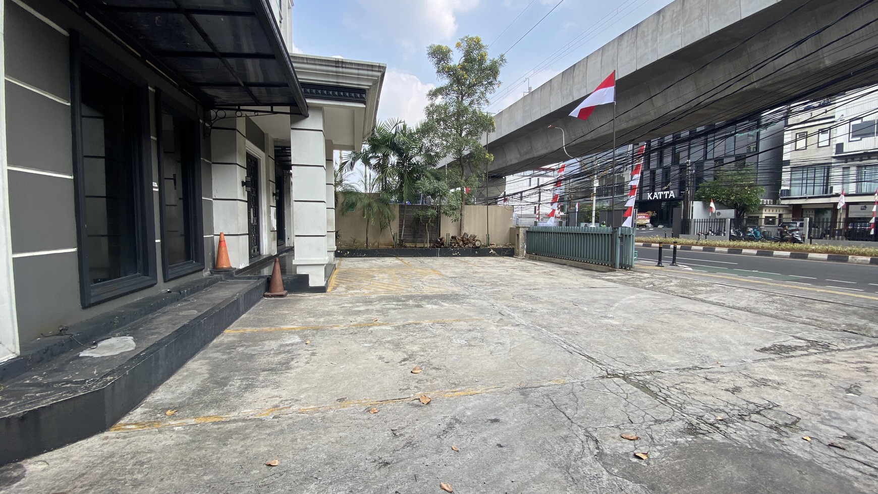 Mini building lokasi komersil di jalan RS fatmawati raya cocok untuk showroom, klinik, atau kantor