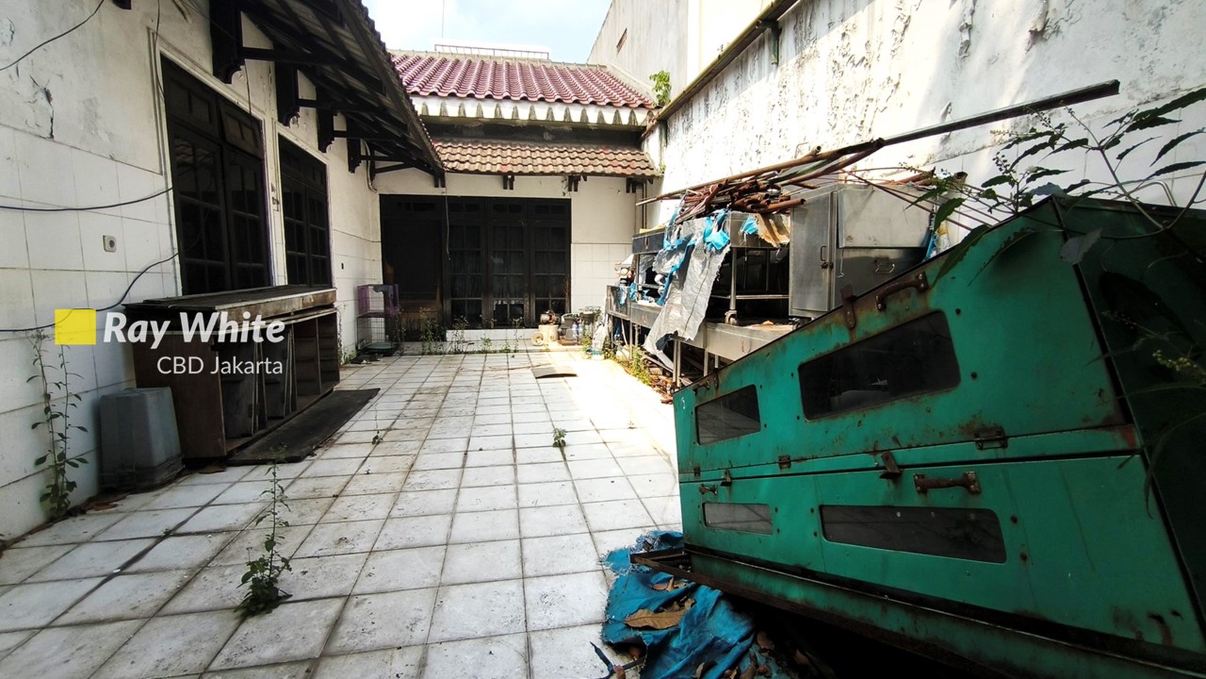 RUMAH TUA HITUNG TANAH LOKASI STRATEGIS DI TEBET - Jakarta Selatan