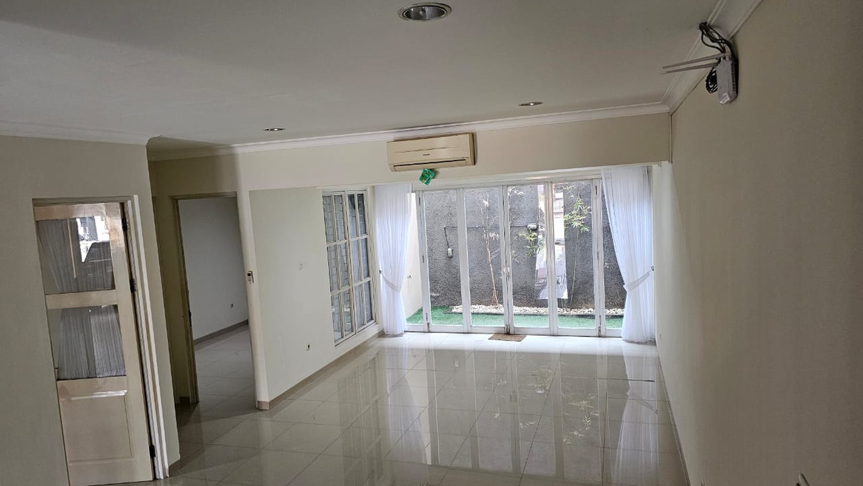 Rumah Besar Dua lantai Jalan Tebet Raya, comercial area ditebet, cocok untuk kantor dan usaha F n B , coffe shop dll