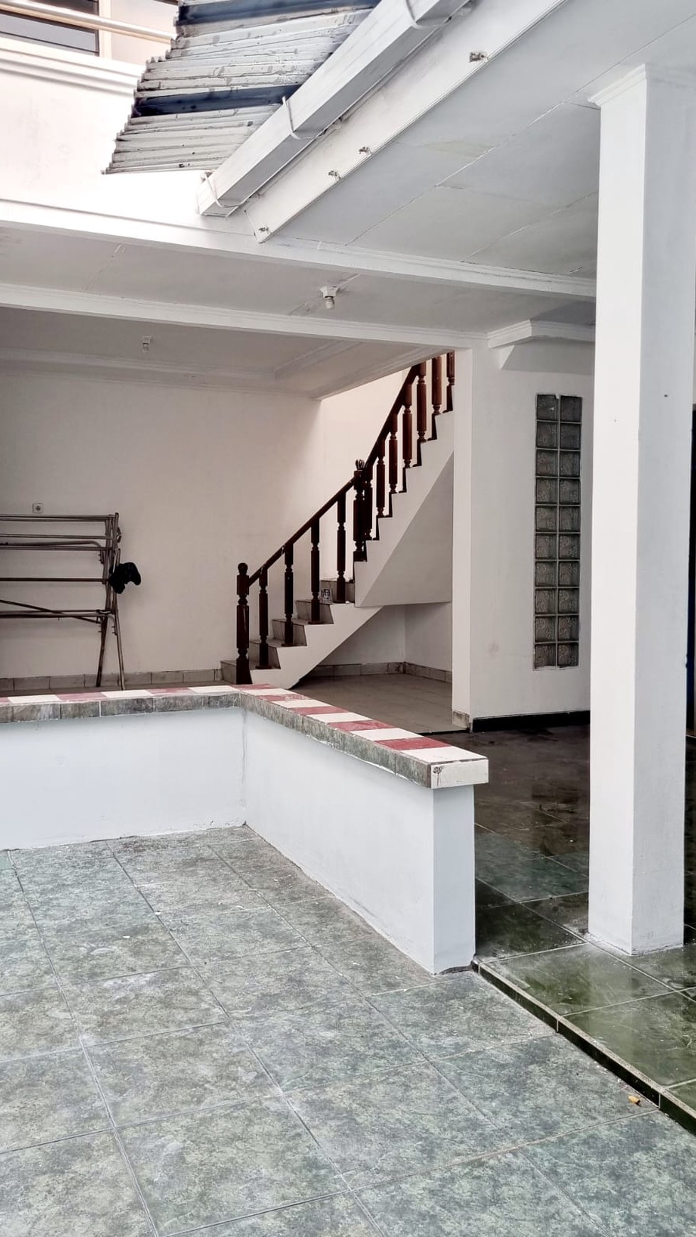 Rent. Rumah pinggir jln raya di Kencana Loka, BSD. 