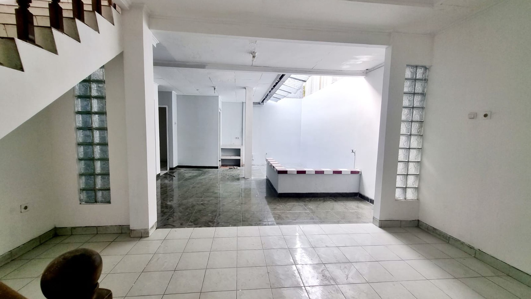 Rent. Rumah pinggir jln raya di Kencana Loka, BSD. 