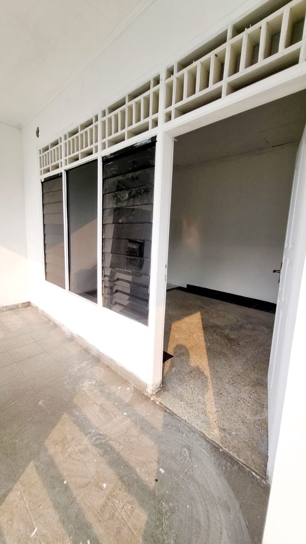 Rent. Rumah pinggir jln raya di Kencana Loka, BSD. 