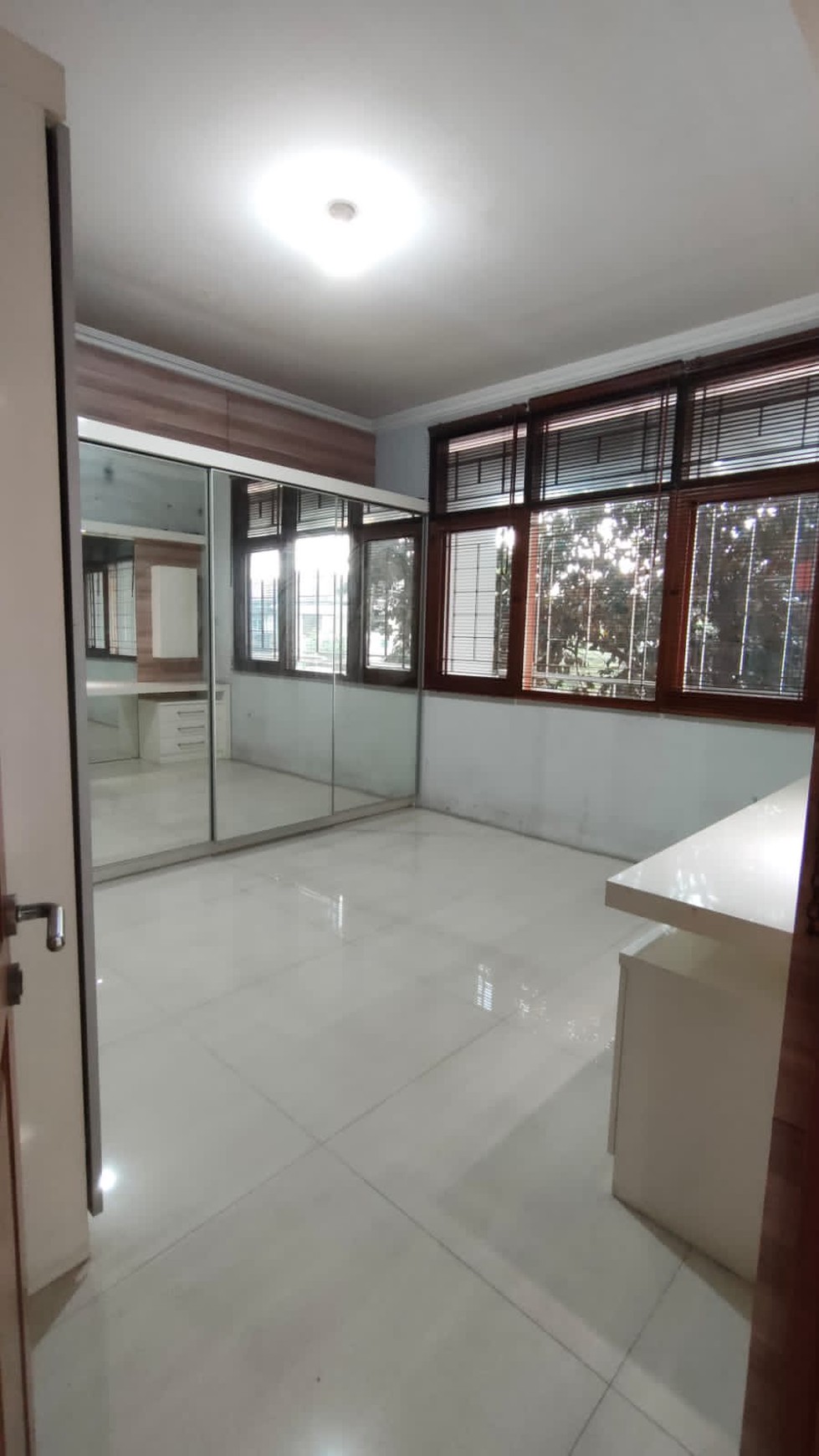 Rumah Bagus 2 Lantai di Mainroad Taman Holis Indah