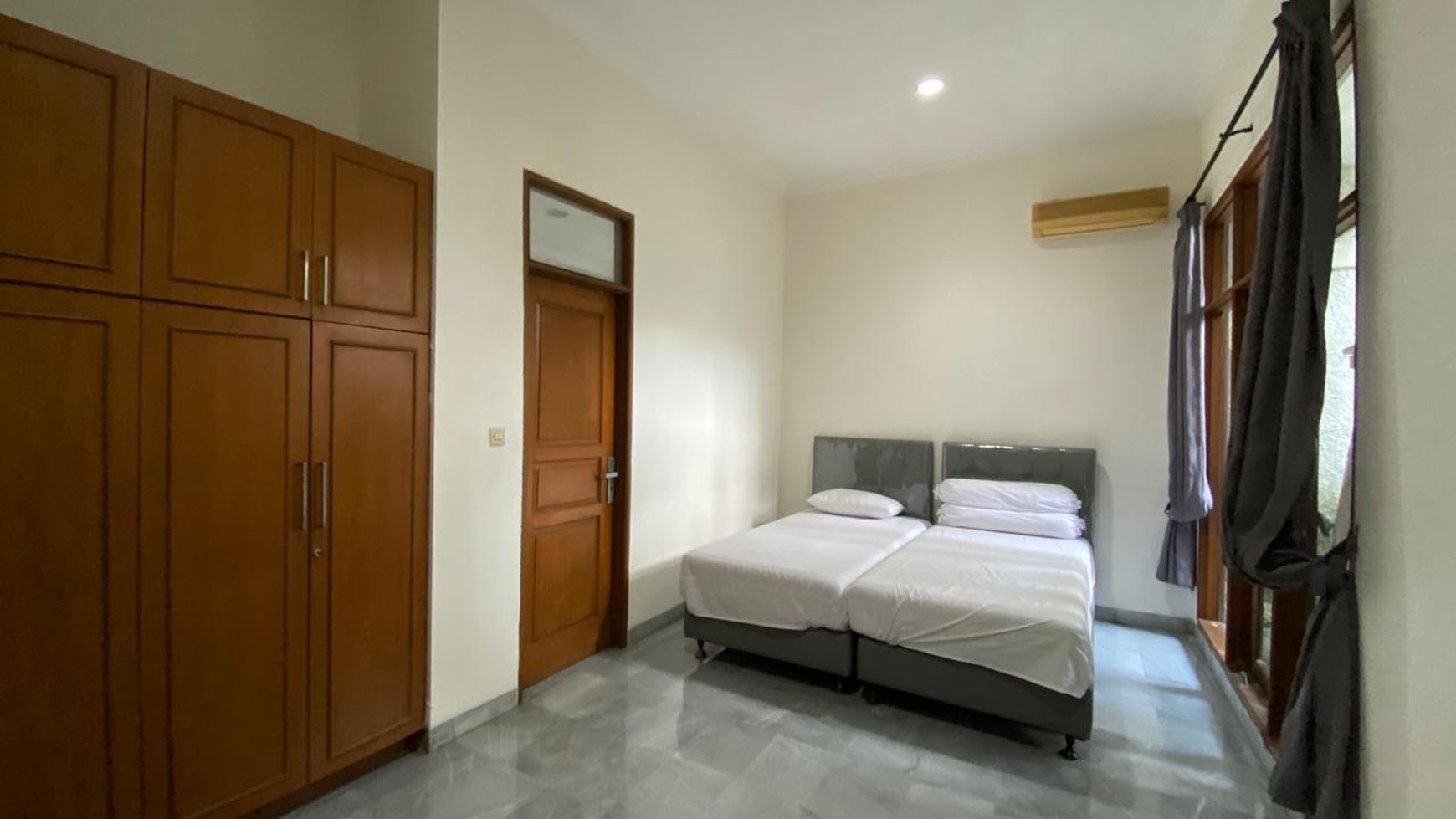 Rumah tinggal asri DiAmpera Jakarta Selatan, furnished dan siap huni