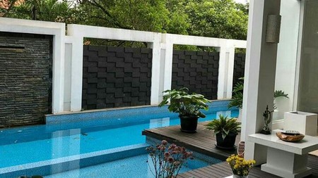 Dijual rumah bagus, rooftop, lift, lingkungan asri dikemang jakarta selatan.