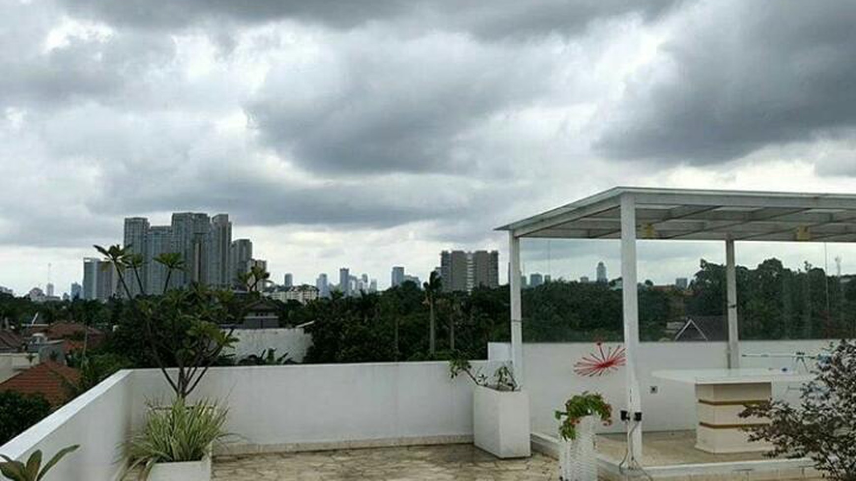Dijual rumah bagus, rooftop, lift, lingkungan asri dikemang jakarta selatan.