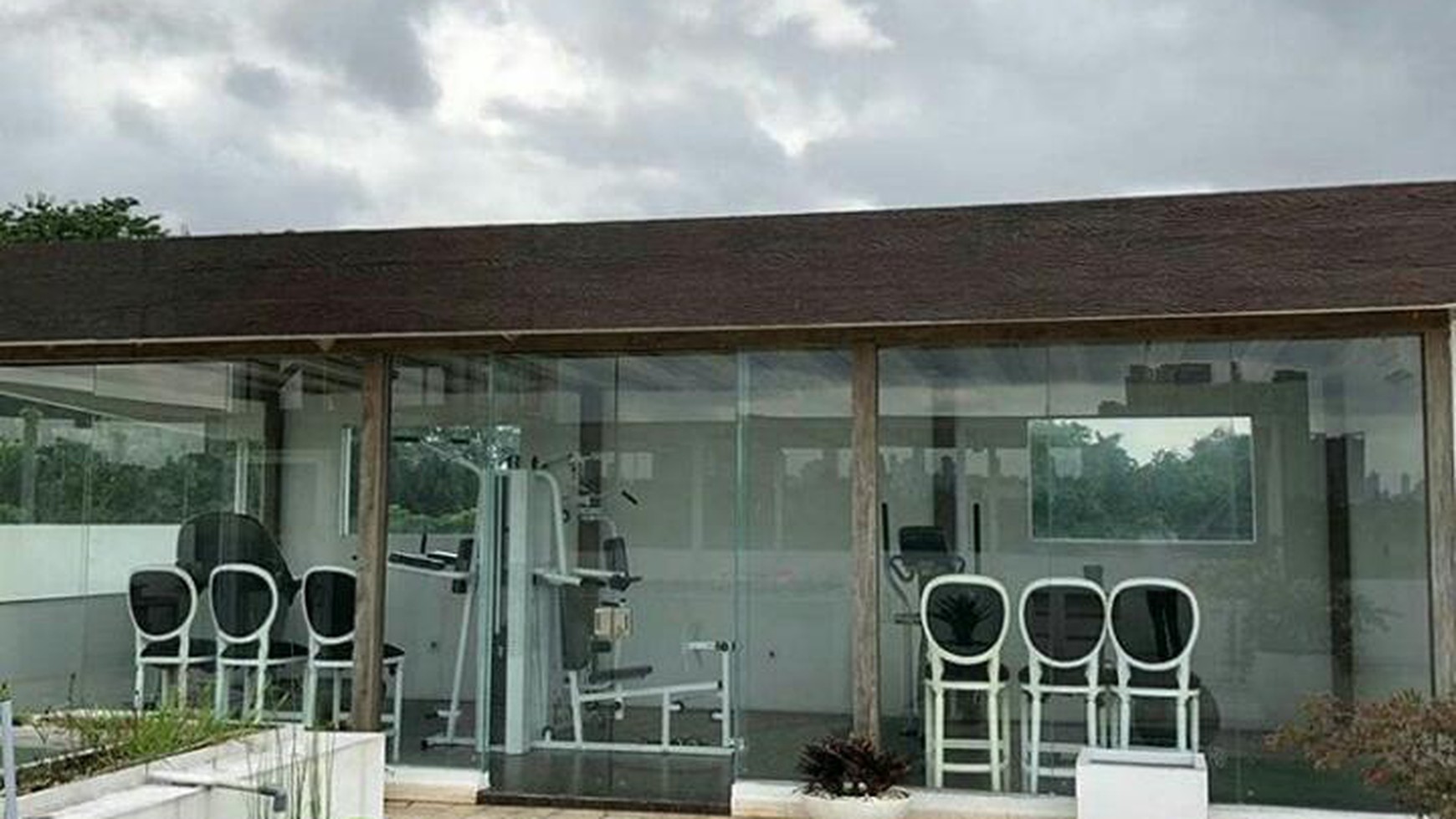 Dijual rumah bagus, rooftop, lift, lingkungan asri dikemang jakarta selatan.