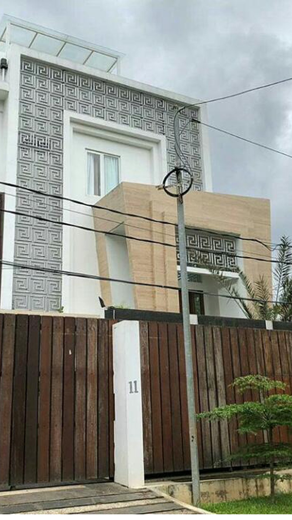 Dijual rumah bagus, rooftop, lift, lingkungan asri dikemang jakarta selatan.