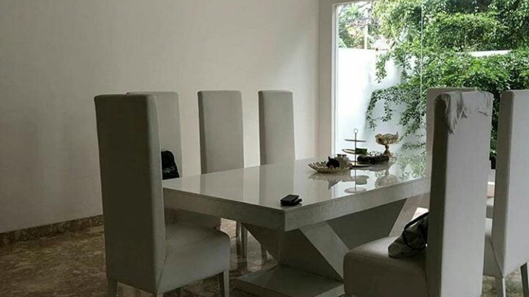 Dijual rumah bagus, rooftop, lift, lingkungan asri dikemang jakarta selatan.