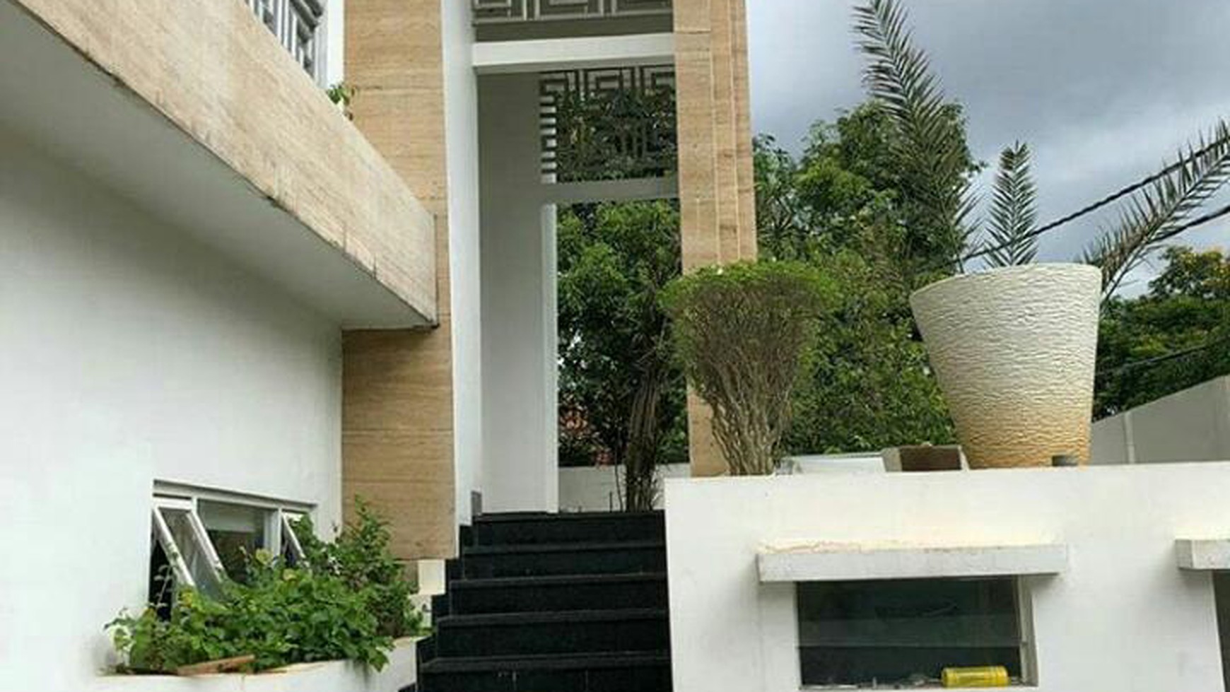 Dijual rumah bagus, rooftop, lift, lingkungan asri dikemang jakarta selatan.