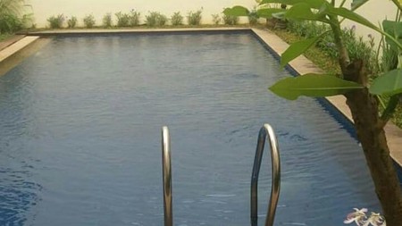 Dijual rumah didalam cluster + swimming pool  Jakarta selatan.