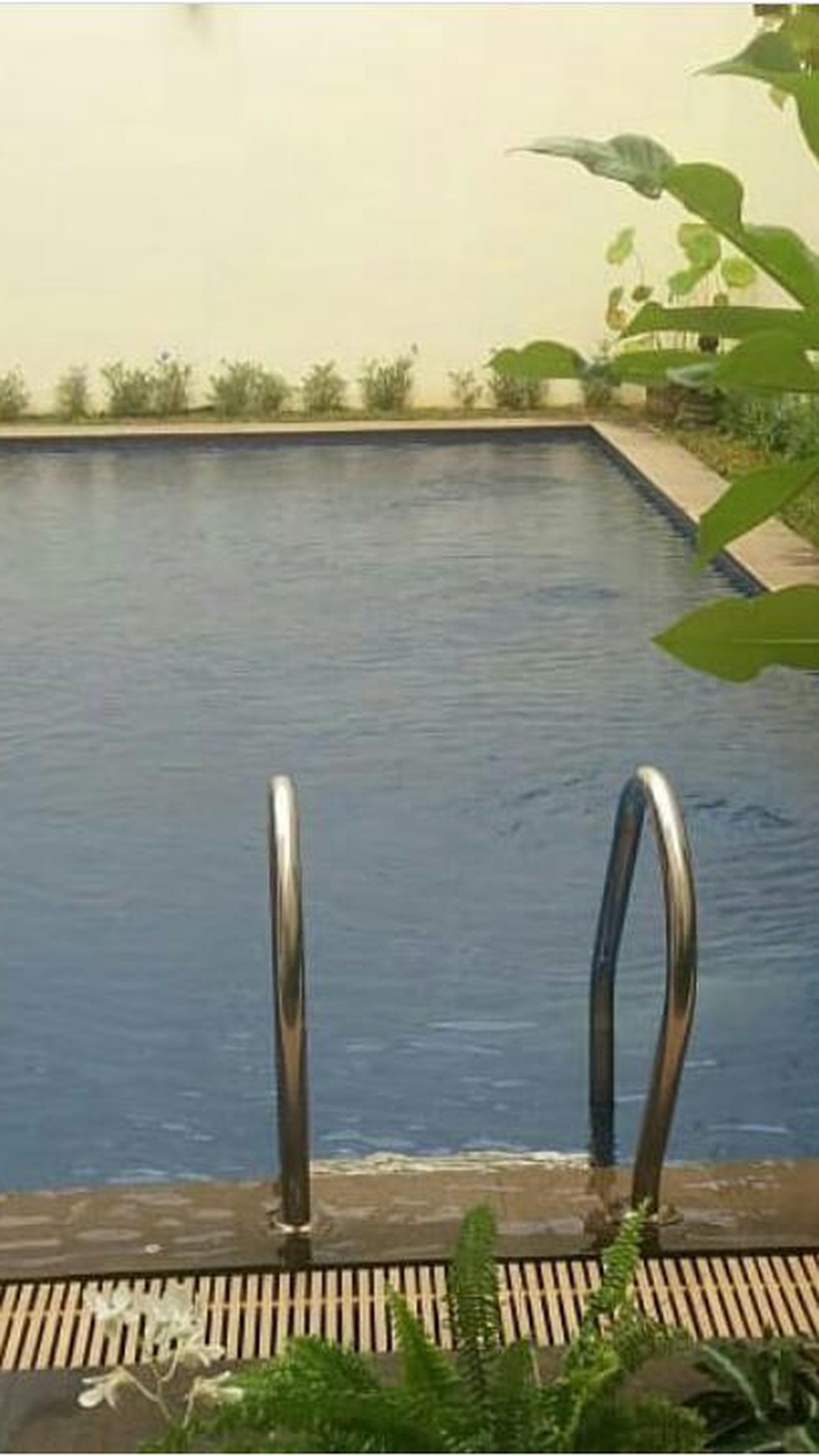 Dijual rumah didalam cluster + swimming pool  Jakarta selatan.