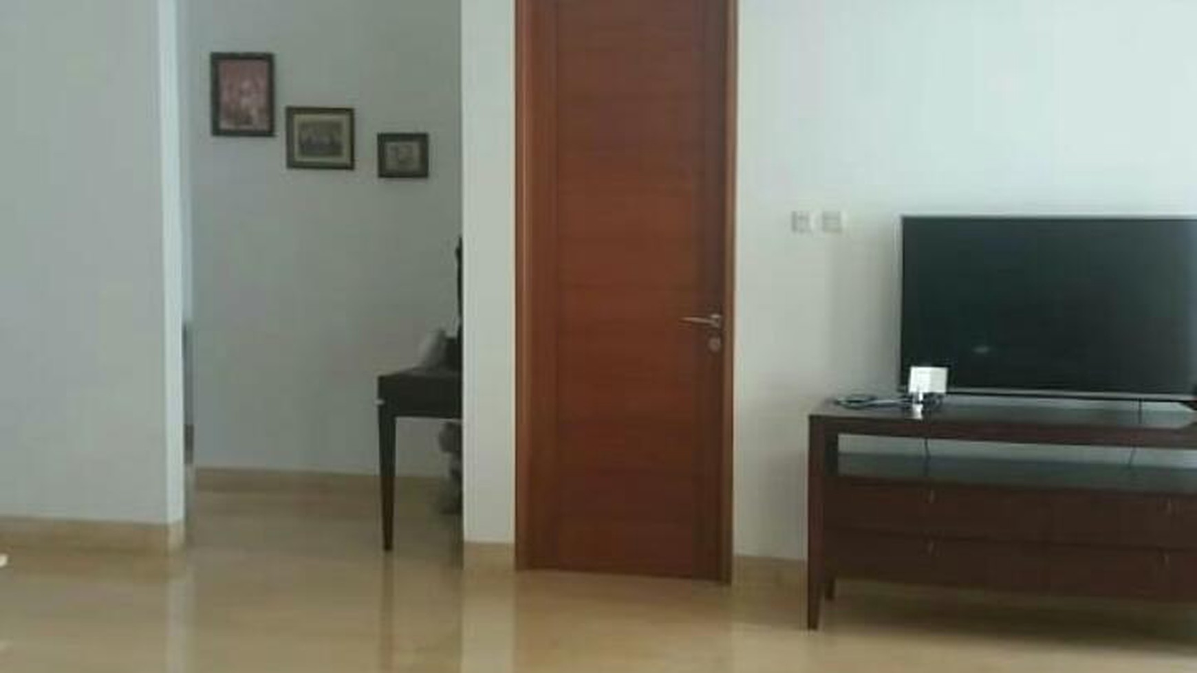 Dijual rumah didalam cluster + swimming pool  Jakarta selatan.
