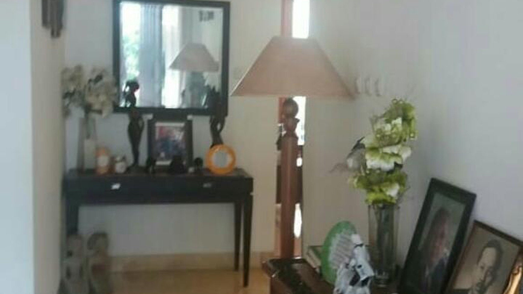 Dijual rumah didalam cluster + swimming pool  Jakarta selatan.