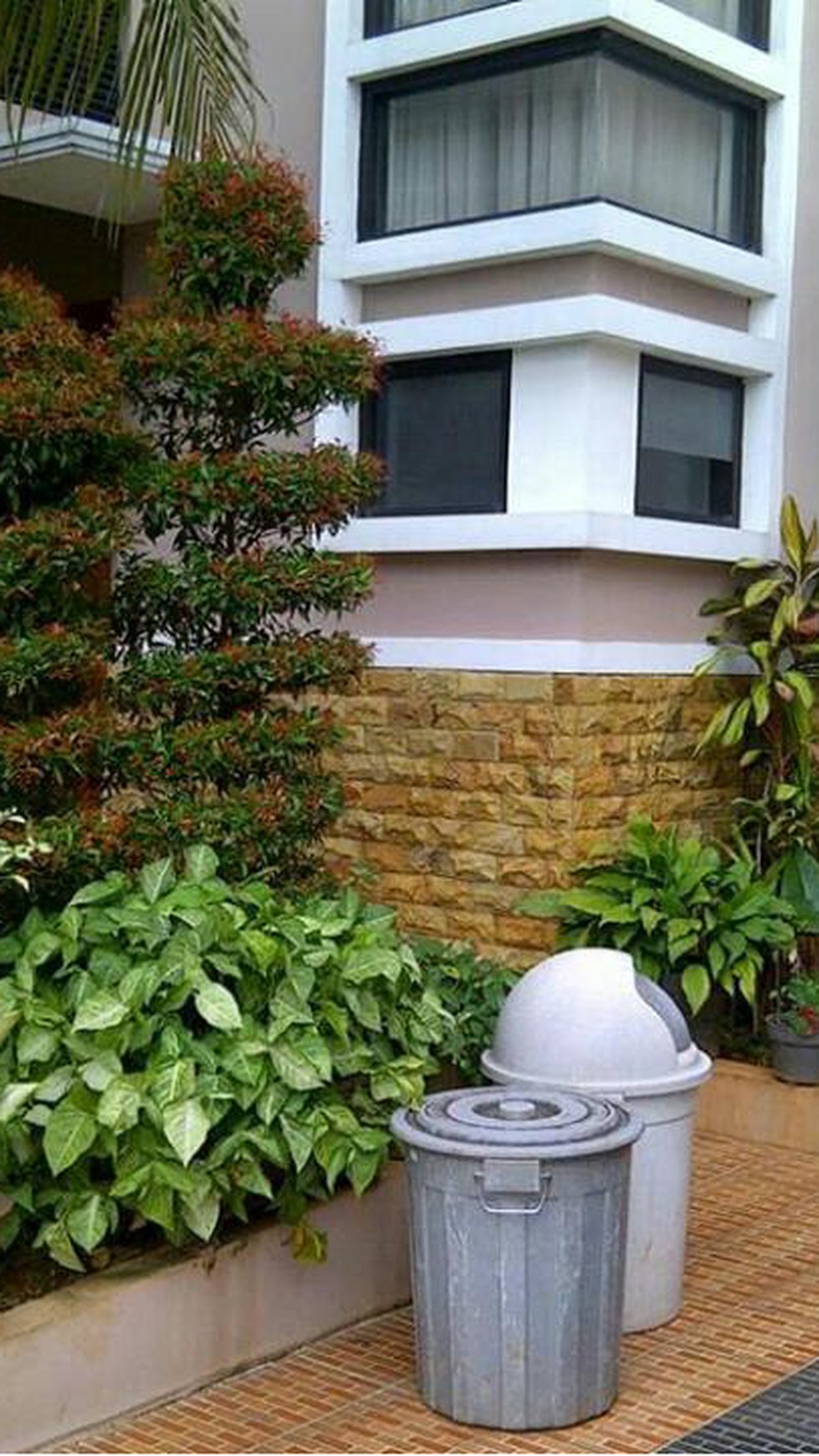 Dijual rumah didalam cluster + swimming pool  Jakarta selatan.