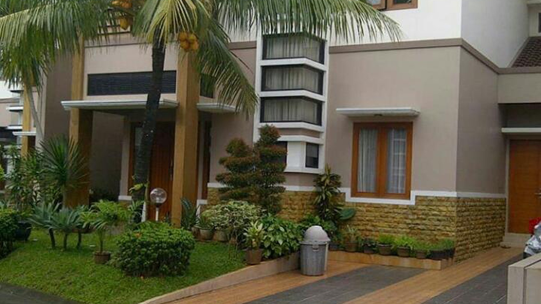 Dijual rumah didalam cluster + swimming pool  Jakarta selatan.
