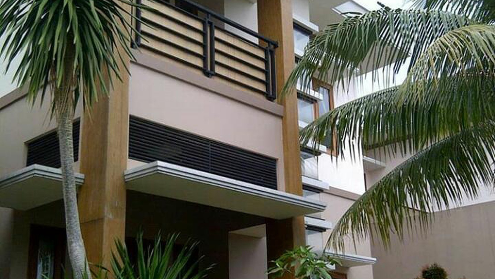 Dijual rumah didalam cluster + swimming pool  Jakarta selatan.