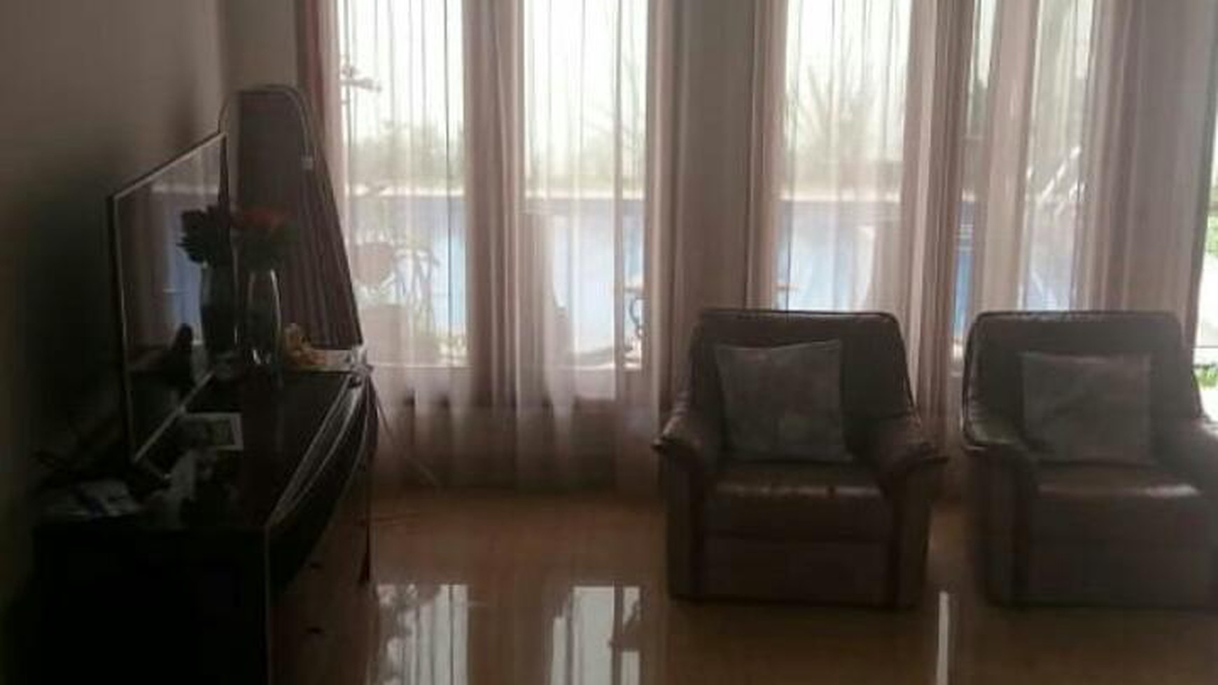 Dijual rumah didalam cluster + swimming pool  Jakarta selatan.