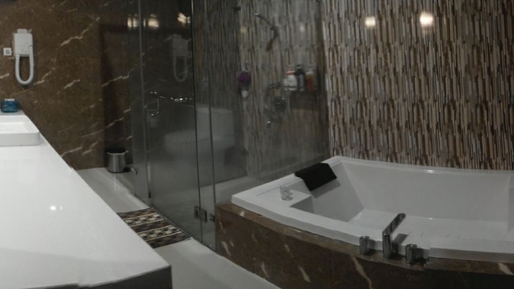 Dijual rumah bagus + kolam renang dalam cluster di bintaro sektor 2