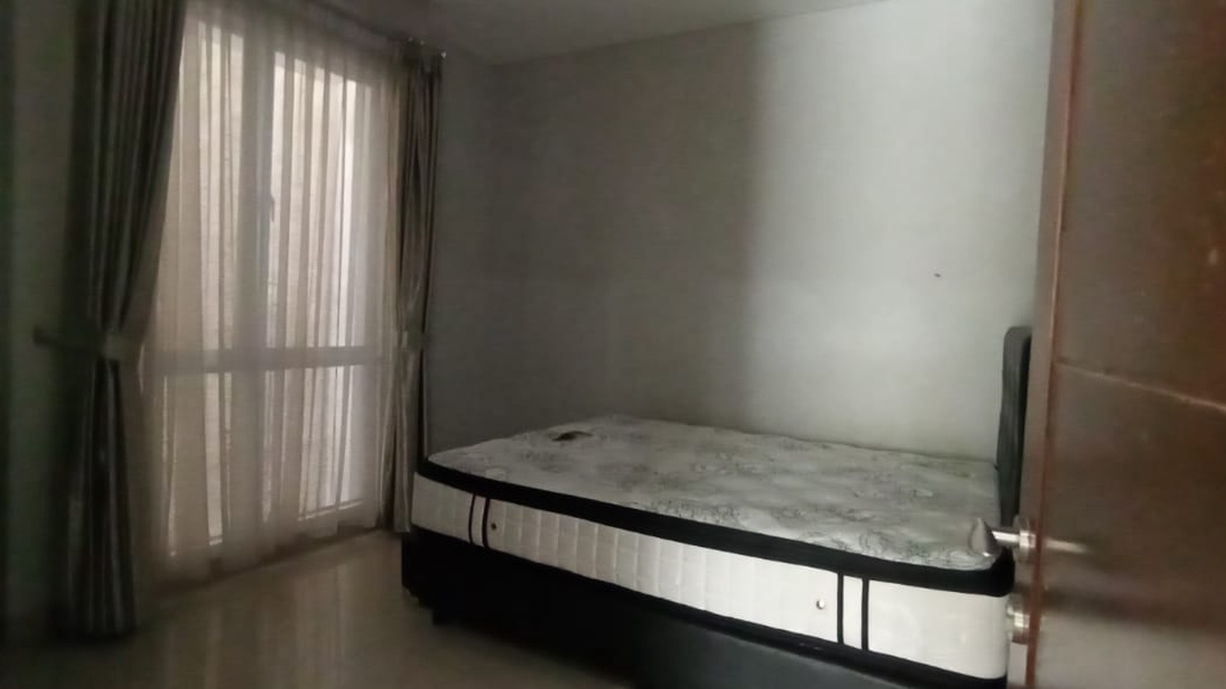 Dijual rumah bagus depan taman fully funished dalam cluster green garden.