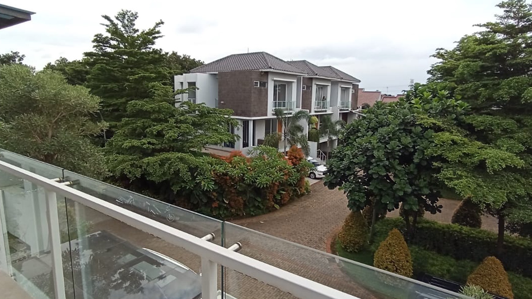 Dijual rumah bagus depan taman fully funished dalam cluster green garden.