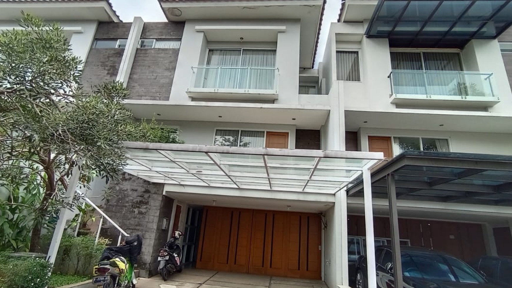 Dijual rumah bagus depan taman fully funished dalam cluster green garden.