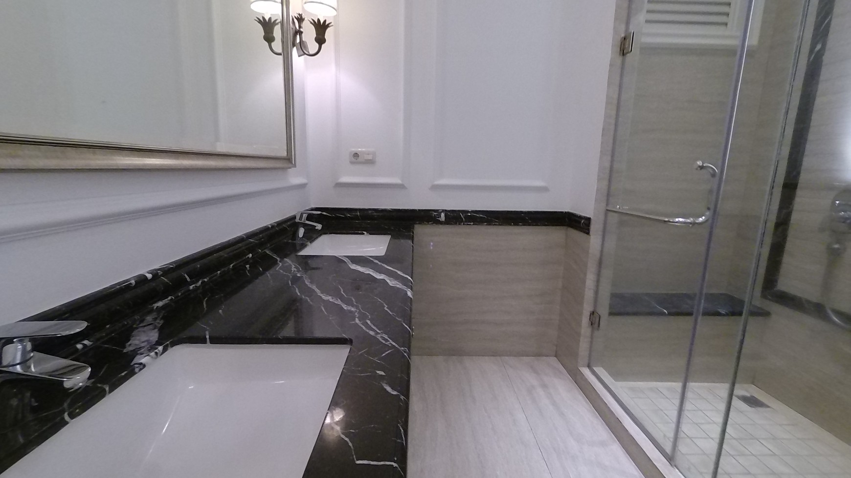 Rumah Lantai Marmer & Granittile Import di Jl Gaharu, Cipete, Luas 6,55x23m2