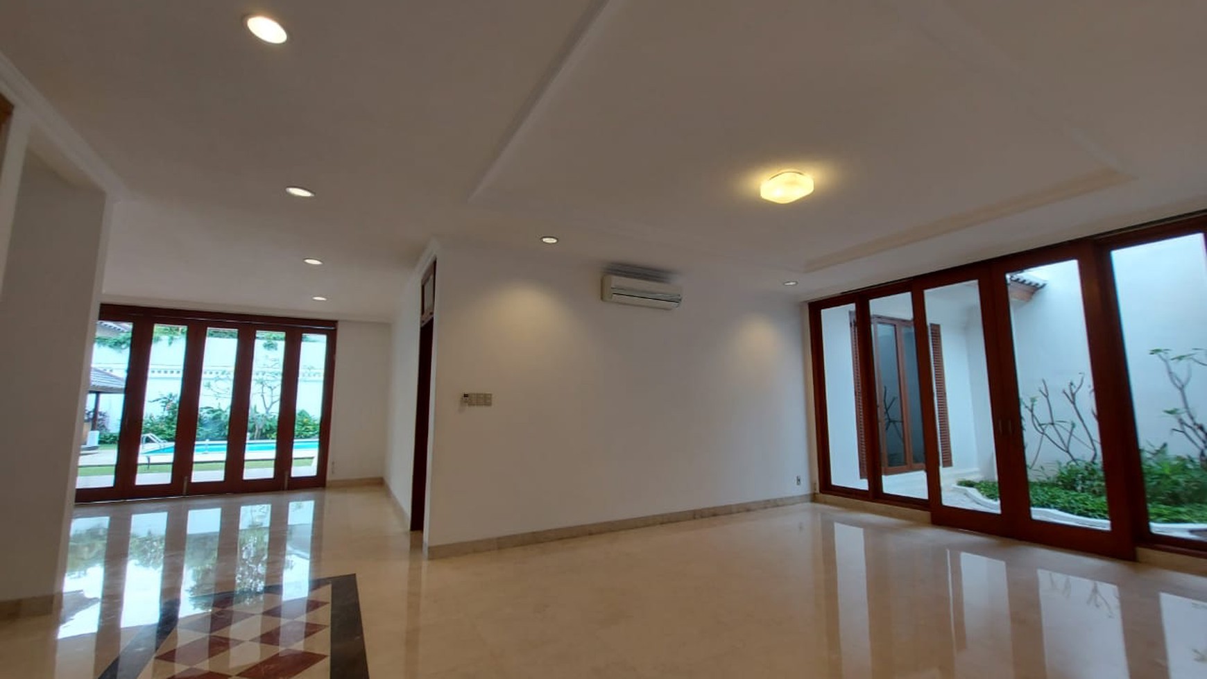 Rumah luas ala resort dalam townhouse pejaten barat dua, jakarta selatan.