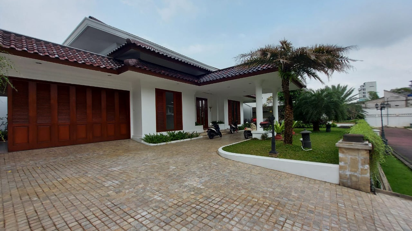 Rumah luas ala resort dalam townhouse pejaten barat dua, jakarta selatan.