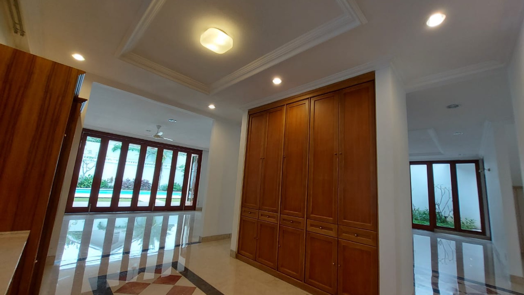 Rumah luas ala resort dalam townhouse pejaten barat dua, jakarta selatan.