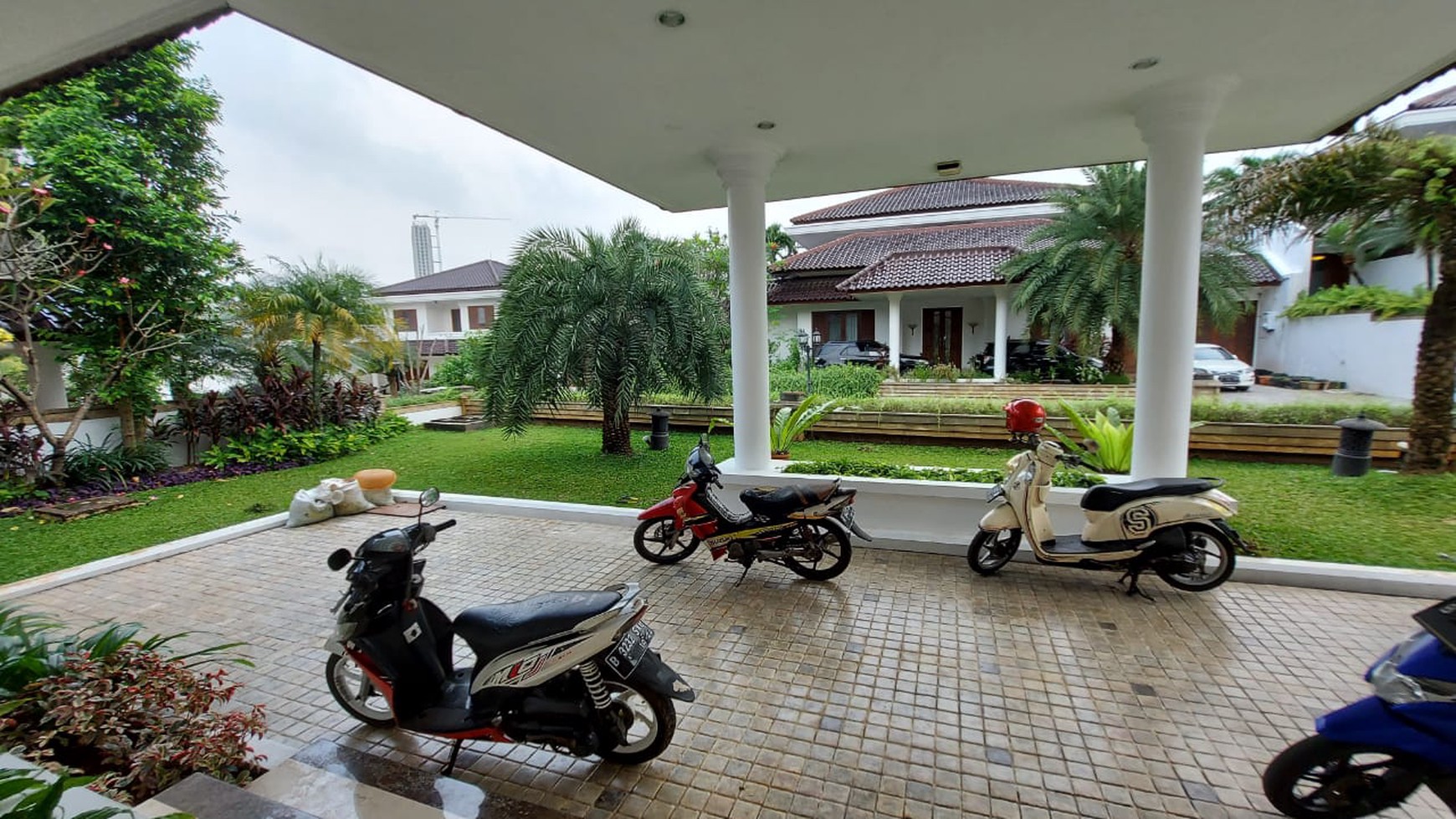 Rumah luas ala resort dalam townhouse pejaten barat dua, jakarta selatan.