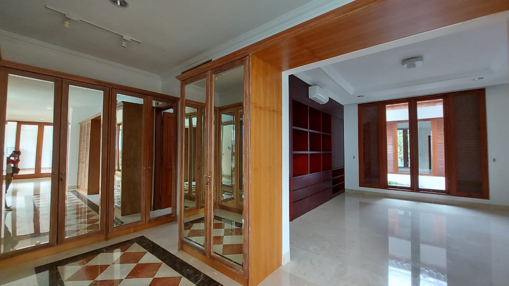 Rumah luas ala resort dalam townhouse pejaten barat dua, jakarta selatan.