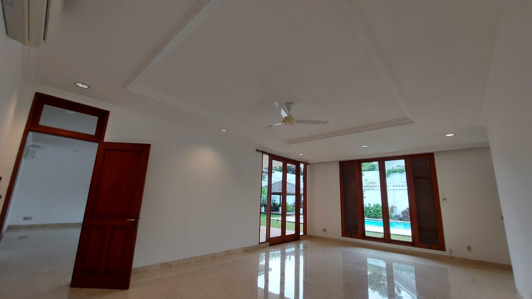 Rumah luas ala resort dalam townhouse pejaten barat dua, jakarta selatan.