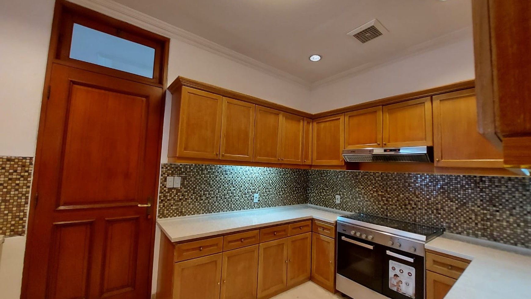 Rumah luas ala resort dalam townhouse pejaten barat dua, jakarta selatan.