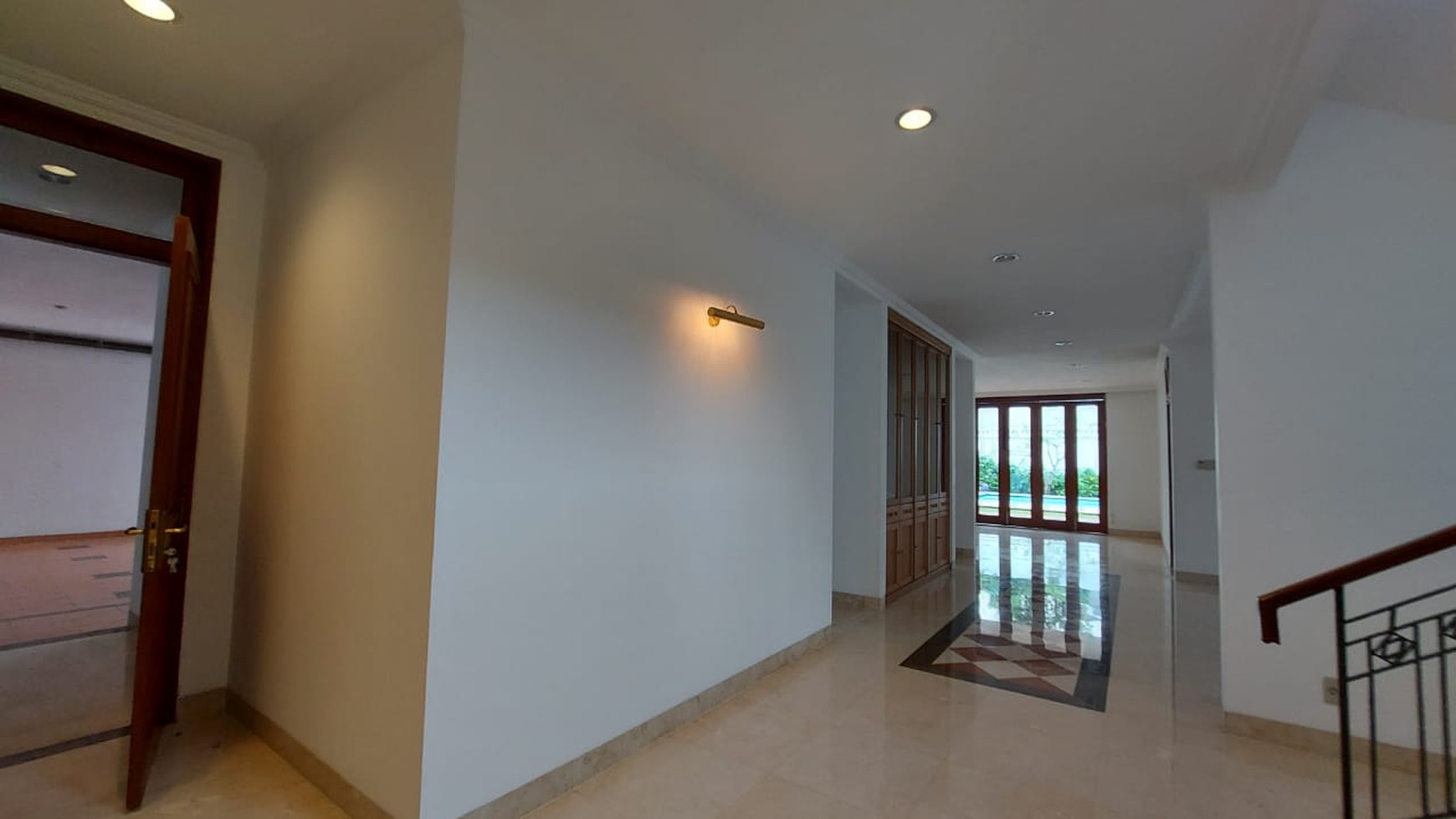 Rumah luas ala resort dalam townhouse pejaten barat dua, jakarta selatan.