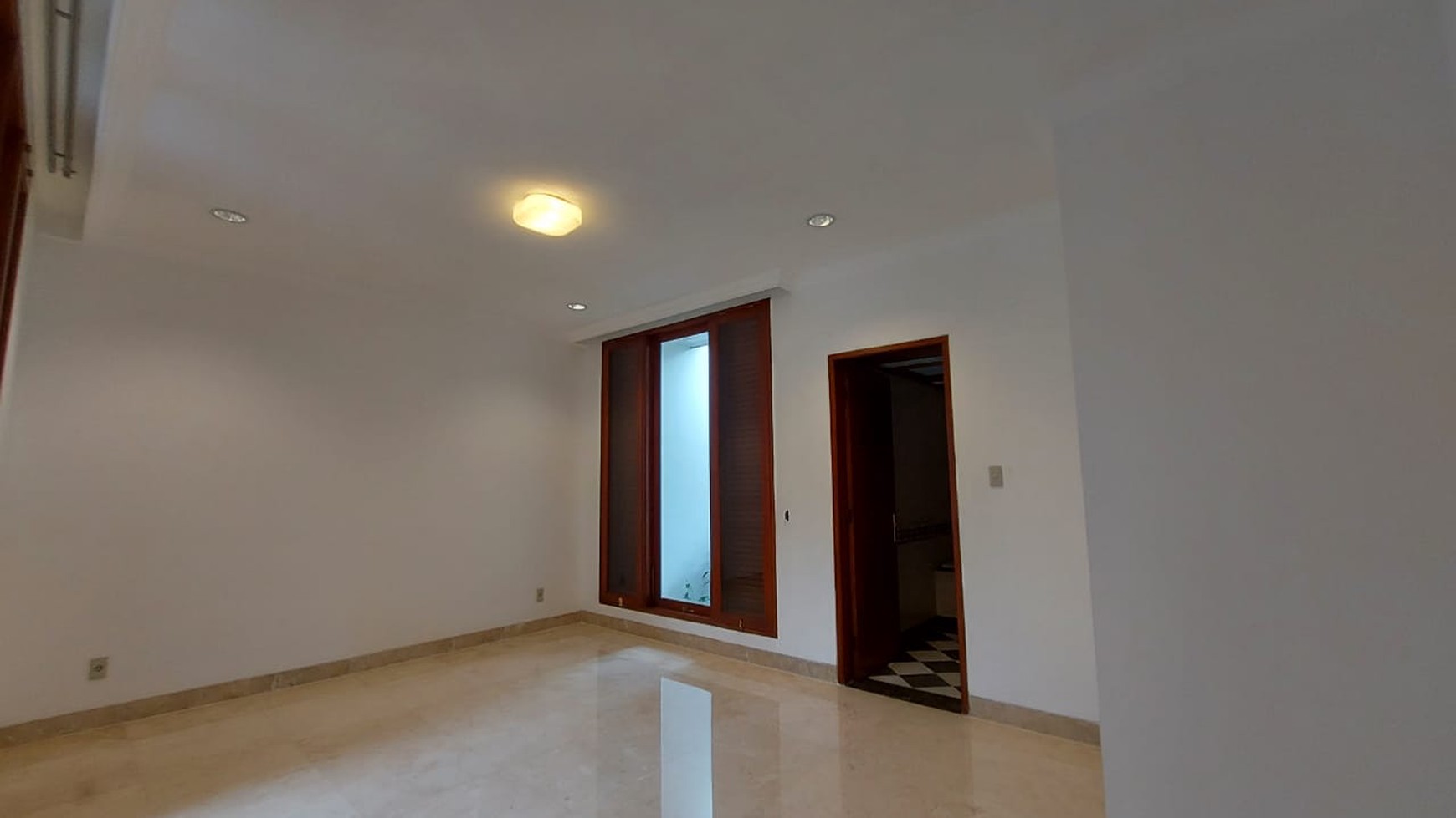 Rumah luas ala resort dalam townhouse pejaten barat dua, jakarta selatan.